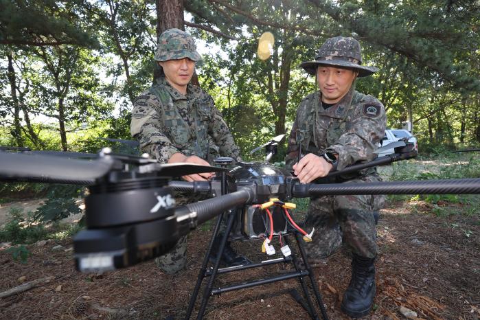 육군은 지난 19일 끝난 올해 예비군훈련에서 전시 임무수행능력에 기반한 정예 예비전력을 육성하는 데 심혈을 기울였다. 사진은 육군72보병사단이 지난 9월 10일 경기 양주시 일대에서 전개한 쌍룡훈련에서 상비예비군들이 드론 운용 전 장비점검을 하는 모습. 조종원 기자