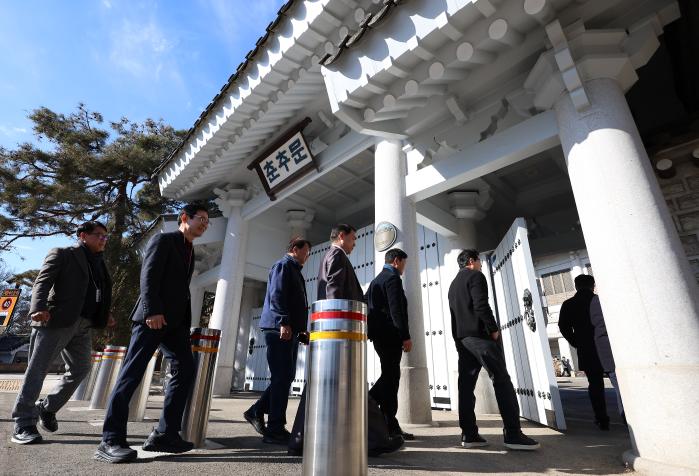 대통령실 출입기자도 청와대로 대통령실이 청와대에서 업무를 시작한 22일 기자들이 사용하는 춘추관으로 출입 기자들이 들어가고 있다. 연합뉴스