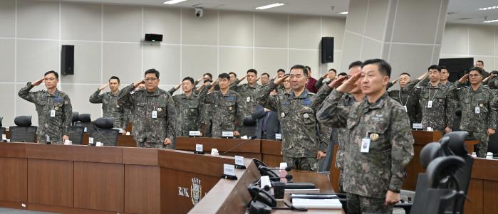 22일 열린 합동참모본부 2025년 성과분석 및 2026년 사업계획 회의에서 진영승(앞줄 왼쪽 셋째) 합참의장을 비롯한 참석자들이 국기에 대한 경례를 하고 있다. 합참 제공