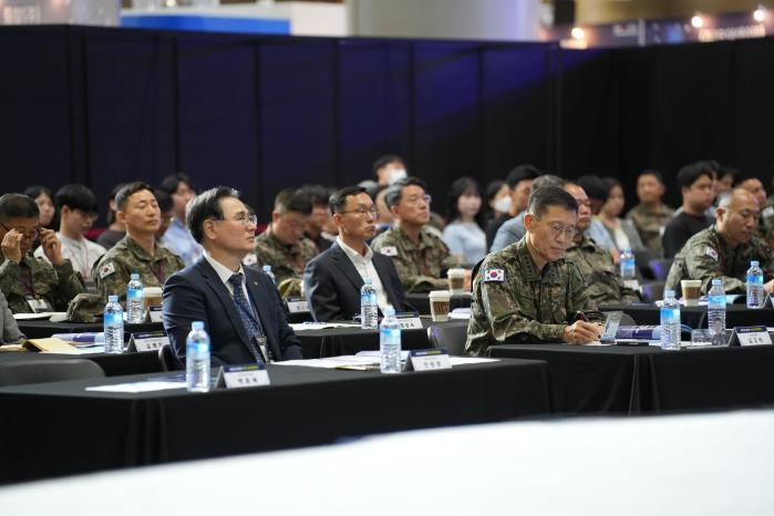 김규하(앞줄 오른쪽) 육군참모총장과 전창영(앞줄 왼쪽) 전투준비안전단장이 지난 9월 열린 ‘제5회 육군 안전컨퍼런스’에서 참석자들의 발표를 듣고 있다.