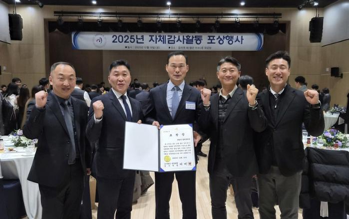 군의 남는 방독면을 정부기관에 무상 지급해 예산을 절감한 국방부 장비관리과 구성원들이 표창을 받은 뒤 기념사진을 찍고 있다. 국방부 제공