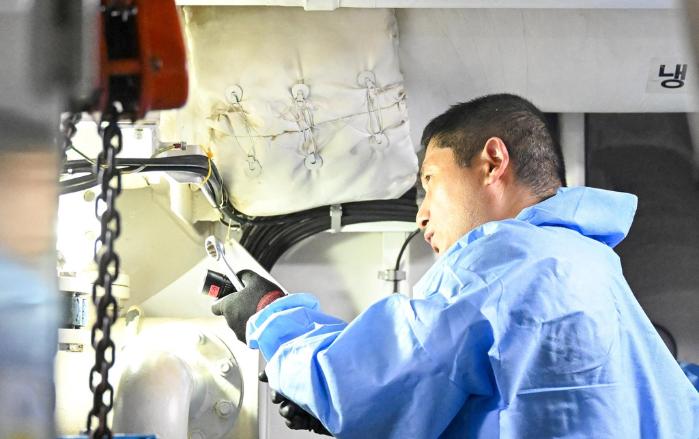 추기장(추진기관장) 홍영부 원사.