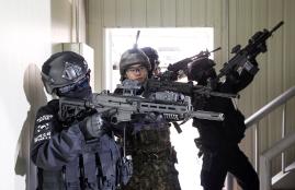 육군17보병사단 군사경찰대대와 수색대대 장병들이 23일 주둔지 방호와 대테러 초동조치능력 향상을 위한 통합훈련을 하고 있다. 장병들은 건물 내부 진입과 수색&middot;정찰, 목표 확보를 반복하며 현장 대응능력을 강화했다. 김병문 기자