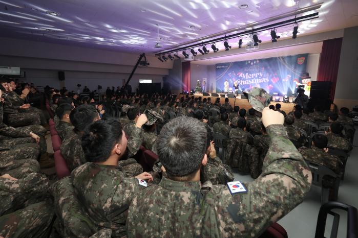 지난 10일 육군56보병사단에서 열린 KFN 라디오 '미료의 프리스타일' 크리스마스 특집 공개방송 '밀리터리 미라클 콘<br>서트'에서 장병들이 공연을 관람하며 호응하고 있다.