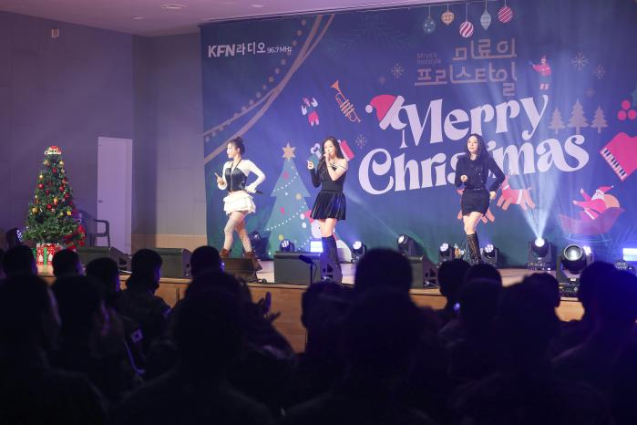 걸그룹 '브브걸'이 공연하고 있다.