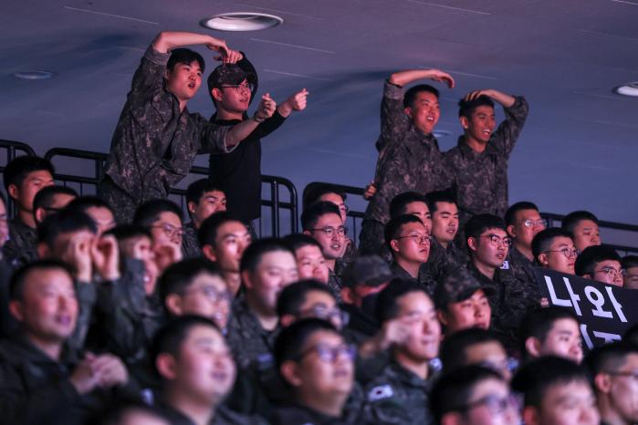장병들이 공연을 관람하며 호응하고 있다.