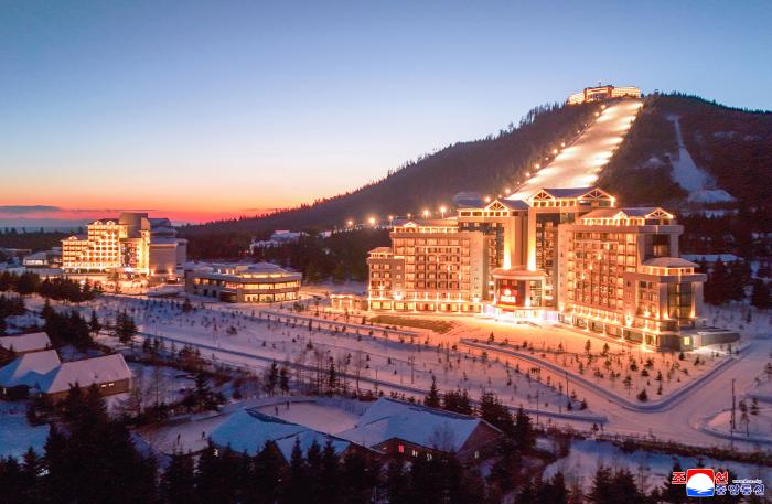 북한은 지난 여름 대규모 리조트를 원산·갈마지구에 개장하고 이번 달에는 백두산 인근 삼지연시에 현대적인 호텔들을 준공했지만, 실제 많은 외국 관광객이 찾아 경제적 성과를 거둘지는 의문이다. 이달 준공한 삼지연 관광지구 내 호텔 전경. 연합뉴스