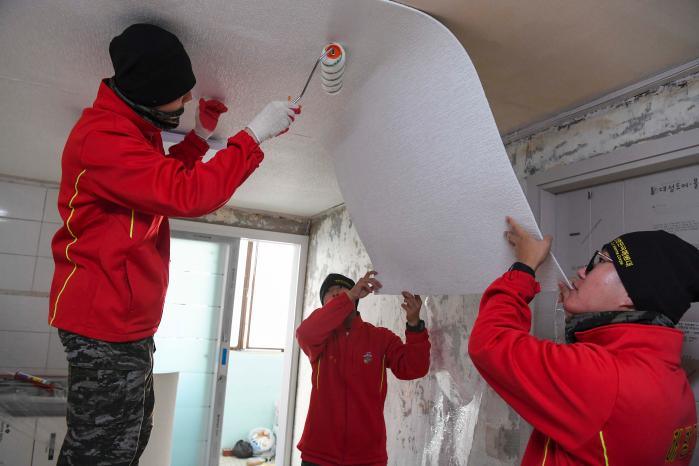 해병대 1사단 공병대대 장병들이 사회취약계층을 대상으로 주거환경 개선 봉사활동을 하고 있다. 부대 제공
