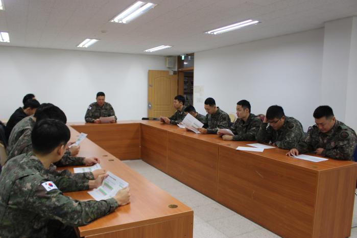 육군3공병여단 531교량대대 정유철(뒷줄 가운데) 대대장과 장병들이 병영식당 운영위원회에서 식단 만족도 향상 방안을 논의하고 있다. 부대 제공