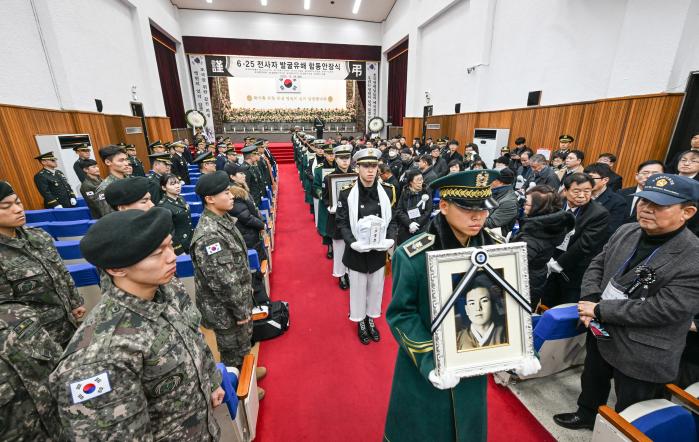 육군이 23일 국립대전현충원에서 거행한 ‘6·25 전사자 발굴유해 합동 안장식’에서 장병들이 호국영령 11위의 영정과 영현을 봉송하고 있다. 육군 제공