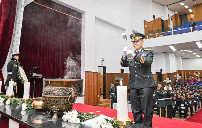 김규하 육군참모총장이 호국영령의 영면을 기원하며 헌화하고 있다. 육군 제공