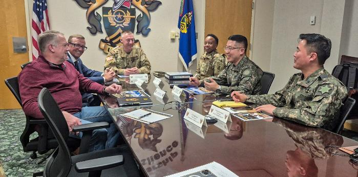 육군6보병사단 김광민 원사, 15보병사단 서종민 원사(오른쪽부터)가 미 부사관 리더십센터 관계자들과 토의하고 있다. 부대 제공