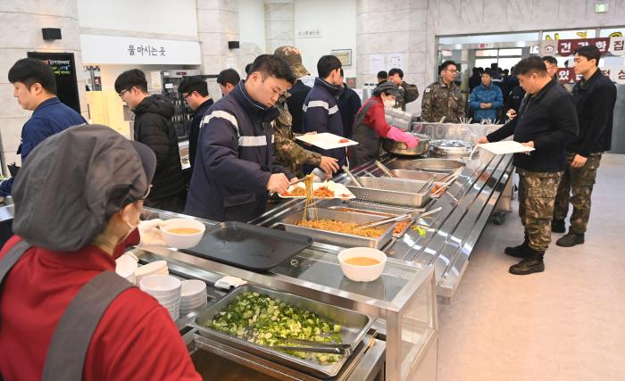 23일 공군3훈련비행단(3훈비) 장교·부사관·군무원들이 민간위탁으로 전환된 간부식당에서 식판에 음식을 담고 있다. 공군 간부식당 중 민간위탁으로 전환된 사례는 3훈비가 처음이다. 부대 제공