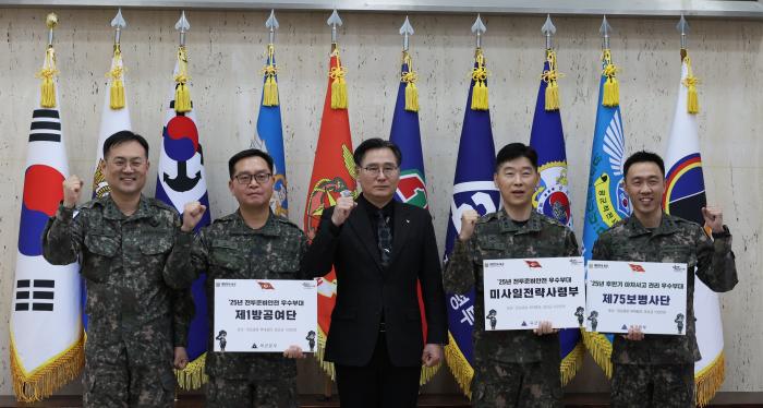 23일 열린 육군 전투준비안전 및 아차사고 관리 우수부대 시상식에서 전창영(가운데) 전투준비안전단장이 우수부대에 육군참모총장 표장을 전도 수여한 뒤 기념촬영을 하고 있다. 육군 제공
