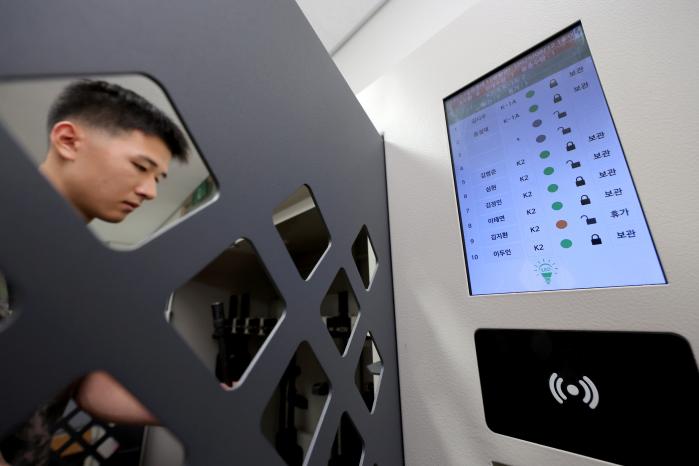 육군은 창끝부대가 전투준비와 교육훈련에 전념할 수 있도록 하는 업무경감 6대 핵심 추진과제를 설정해 개선을 추진한다. 사진은 9보병사단 장병이 스마트총기함에서 개인화기를 꺼내는 모습. 관리자의 승인과 자신의 지문 입력으로 총기를 불출하는 방식을 통해 업무경감을 돕는다.