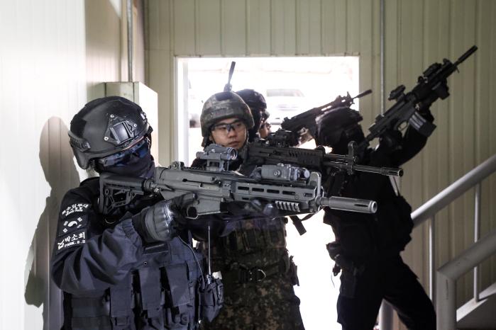육군17보병사단 군사경찰대대와 수색대대 장병들이 23일 주둔지 방호와 대테러 초동조치능력 향상을 위한 통합훈련을 하고 있다. 장병들은 건물 내부 진입과 수색·정찰, 목표 확보를 반복하며 현장 대응능력을 강화했다. 김병문 기자