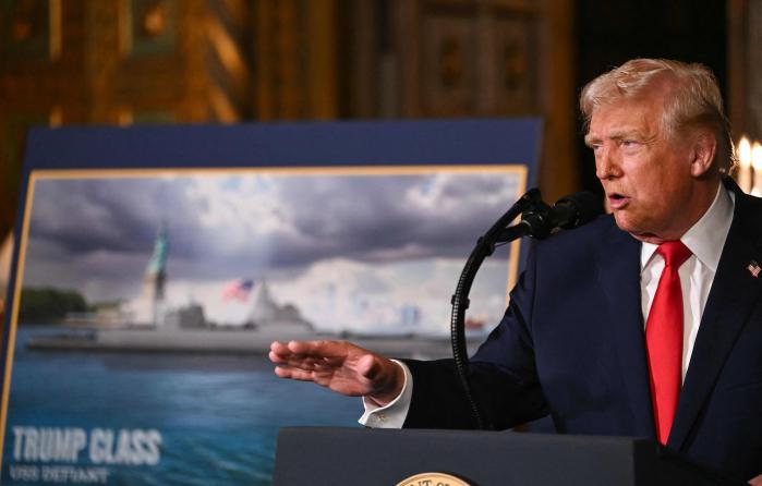 도널드 트럼프 미국 대통령이 22일(현지시간) 플로리다 팜비치의 마러라고에서 미 해군의 새로운 트럼프급 전함을 소개하며 ‘황금함대’ 구상을 발표하고 있다. AFP·연합뉴스