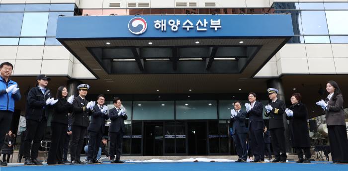 이재명 대통령이 23일 부산시 동구 해양수산부 청사에서 현판식을 하고 있다. 이 대통령은 이날 해양수산부 임시청사에서 국무회의를 진행하고 오후 개청식에 참석했다. 연합뉴스