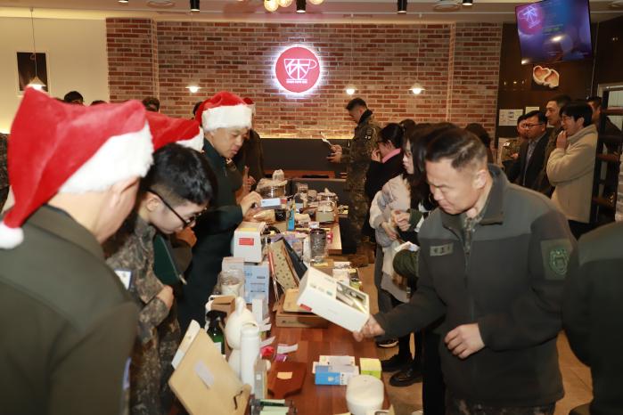 23일 육군공병학교에서 산타마켓이 열리고 있다.