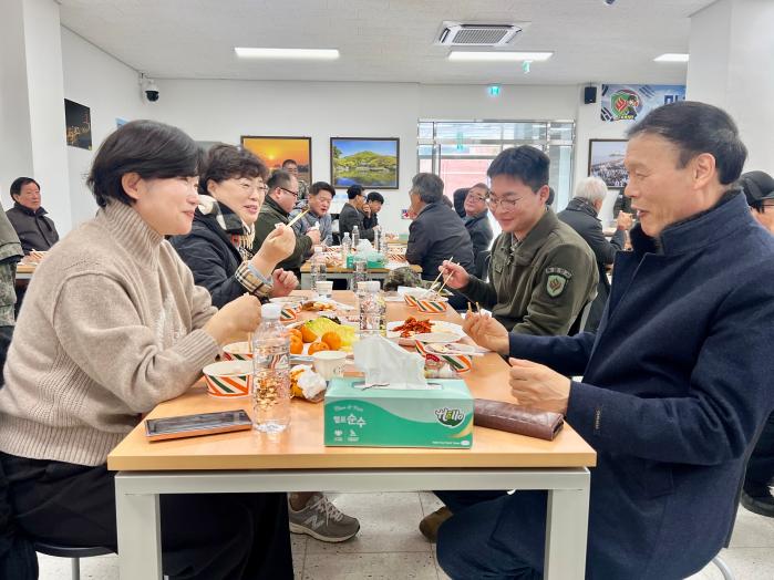 육군31보병사단 마천목대대 부대개방 행사 참가자들이 장병들과 담소를 나누고 있다.