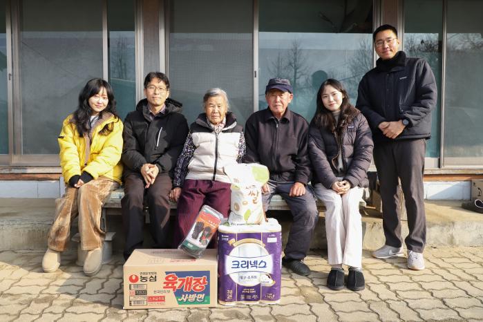 육군종합보급창 ‘부강 사랑나눔 후원회’ 회원들이 지역 내 베트남전쟁 참전용사 이정우 옹 자택을 방문해 위문품을 전달하고 있다.