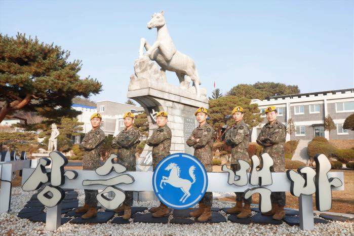 올해 육군 최정예 300 전투원에 선발된 육군9보병사단 공병대대 위험성폭발물개척팀(EHCT)과 수색대대 박형우(맨 왼쪽) 상병이 사단 상징물인 백마상 앞에서 기념 촬영을 하고 있다. 부대 제공