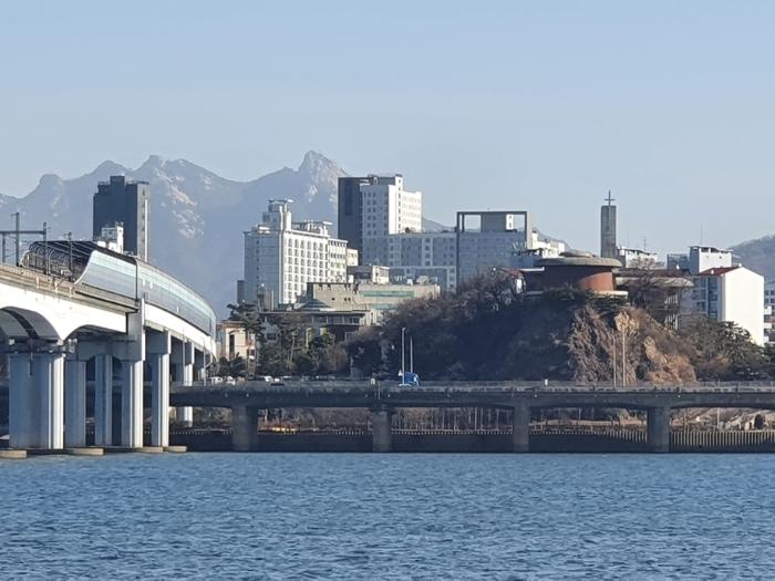 합정동 절두산 원경. 외국인 선교사 묘역이 이 산에 있다.