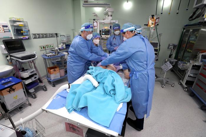 국군외상센터에서 의료진이 응급의료처치 훈련을 하고 있다.