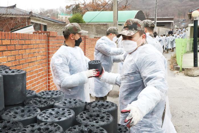 육군17보병사단 수색대대 장병들이 지난 23일 인천 미추홀구 일대에서 연탄을 나르고 있다. 부대 제공