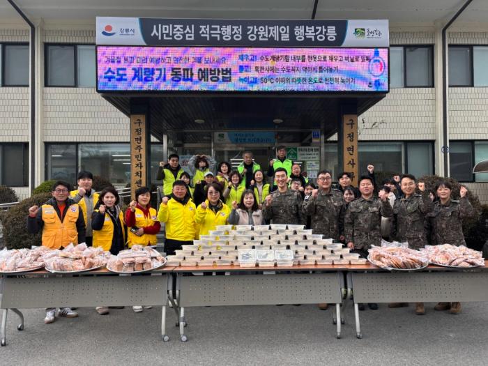 육군3군수지원여단 동해안군수지원단 보급대 장병들이 24일 강원 강릉시 구정면사무소에서 국수 나눔 봉사활동을 한 뒤 기념사진을 찍고 있다. 부대 제공