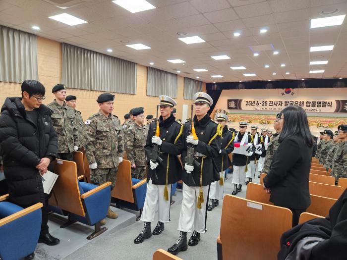 육군50보병사단이 24일 국립영천호국원에서 거행한 대구·경북지역 6·25 전사자 발굴 유해 합동 영결식에서 장병들이 유해를 봉송하고 있다. 부대 제공