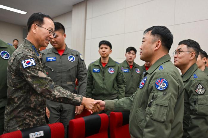 손석락(왼쪽) 공군참모총장이 24일 16전투비행단을 찾아 24시간 영공방위태세 유지에 전념하고 있는 임무요원과 조종사들을 격려하고 있다. 공군 제공