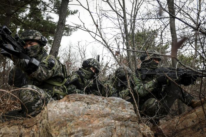 해병대6여단 63대대 장병들이 종합기동훈련장에서 열린 중대전술훈련에서 주위를 경계하고 있다. 부대 제공