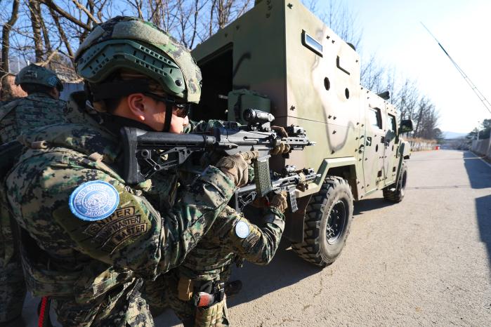 레바논평화유지단(동명부대) 32진 장병들이 지난 18일 육군특수전사령부 국제평화지원단 파병종합훈련장에서 유엔 표준절차인 STIR(표준상황조치과제) 훈련을 하고 있다. 이경원 기자