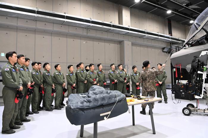 신임 조종사들이 17전투비행단 통합체계운영실에서 조종사·정비사 체험을 하고 있다. 부대 제공