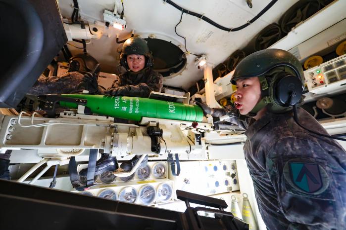 육군수도포병여단 석정대대 장병들이 24일 강화군 일대 포진지에서 K9 자주포 비사격훈련을 하며 포탄 장전절차를 숙달하고 있다. 여단은 전·평시 임무 수행절차 숙달과 압도적인 화력 대비태세 확립을 위해 실전적 교육훈련에 매진하고 있다. 이경원 기자