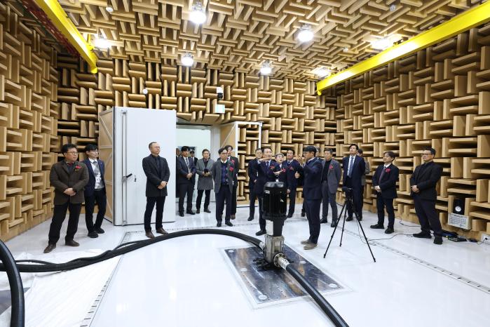 국방기술품질원 임직원이 지난 22일 소음·진동 연구실 시험4동 내 반무향실 시설을 살펴보고 있다. 기품원 제공