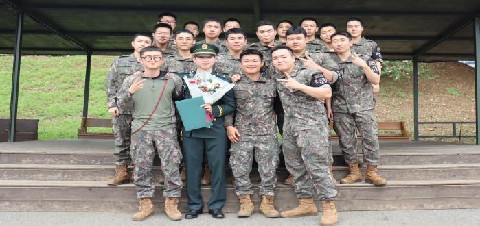 두 형에 이어 임기제부사관으로 임관한 민효기(앞줄 왼쪽 둘째) 하사. 부대 제공