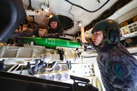 육군수도포병여단 석정대대 장병들이 24일 강화군 일대 포진지에서 K9 자주포 비사격훈련을 하며 포탄 장전절차를 숙달하고 있다. 여단은 전&middot;평시 임무 수행절차 숙달과 압도적인 화력 대비태세 확립을 위해 실전적 교육훈련에 매진하고 있다. 이경원 기자