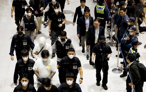 캄보디아 온라인 사기에 가담해 구금된 한국인들이 10월 18일 인천국제공항 제2터미널을 통해 송환되고 있다. 연합뉴스