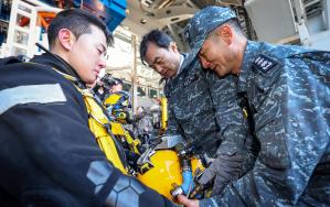 안규백 국방부 장관이 지난 26일 오전 해군 잠수함구조함 강화도함을 찾아 부대 현황을 보고받고 SSU 심해잠수요원들이 착용한 잠수장비를 살펴보고 있다.