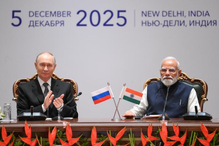 지난 5일 인도 뉴델리 총리 영빈관에서 블라디미르 푸틴(왼쪽) 러시아 대통령과 나렌드라 모디 인도 총리가 정상회담 후 포럼 행사장에 나란히 앉아 있다. 타스·연합뉴스