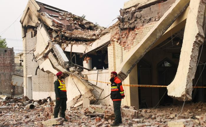 지난 5월 파키스탄 라호르에서 인도군의 미사일 공격으로 파괴된 건물을 파키스탄 구조대원들이 살펴보고 있다. 신화·연합뉴스