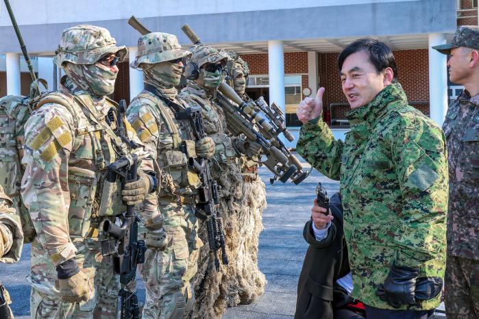 안규백(오른쪽) 국방부 장관이 지난 26일 해군특수전전단을 방문해 훈련 현장을 점검하며 UDT/SEAL 대원들을 격려하고 있다. 한재호 기자