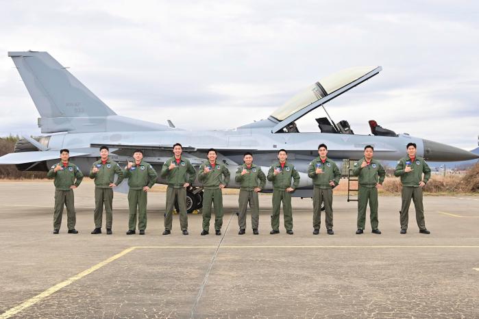 공군20전투비행단이 지난 26일 KF-16 전환 및 작전가능훈련(CRT) 교육수료식을 거행한 가운데 교관과 수료자들이 기념사진을 찍고 있다. 사진 제공=김경률 원사
