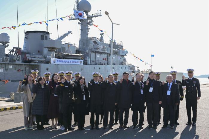 지난 26일 열린 광명함 전역식에서 김경률(앞줄 가운데) 해군작전사령관을 비롯한 광명함 역대 함장과 승조원 등 참석자들이 기념사진을 찍고 있다. 해군 제공
