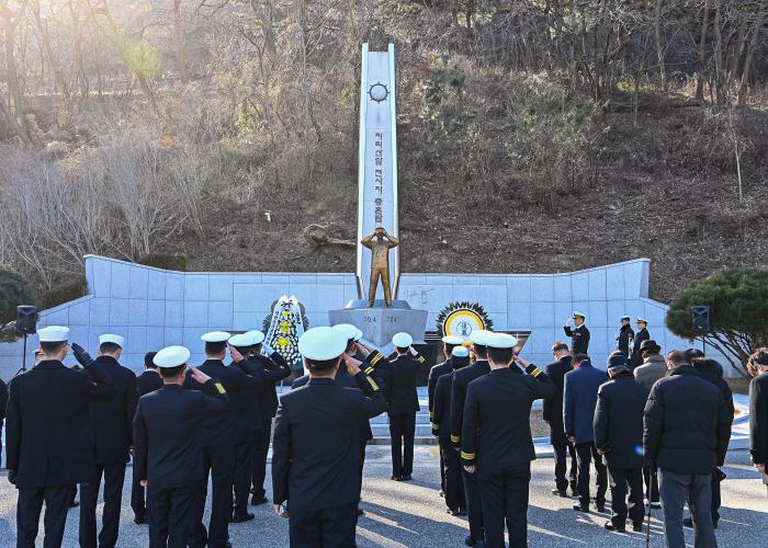 지난 26일 강원 강릉시 강릉통일공원의 지리산함 전사자 충혼탑에서 추모행사가 열려 해군1함대 장병들과 강원지역 해군동지회 예비역들이 참배하고 있다. 부대 제공