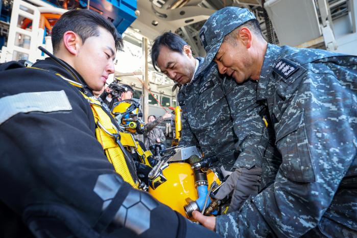 안규백 국방부 장관이 지난 26일 오전 해군 잠수함구조함 강화도함을 찾아 부대 현황을 보고받고 SSU 심해잠수요원들이 착용한 잠수장비를 살펴보고 있다.