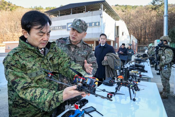 안 장관이 해군특수전전단에서 특수작전 장비를 살펴보고 있다.