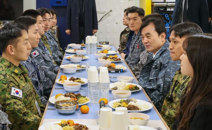 잠수함구조함 강화도함 승조원식당에서 장병들과 함께 식사하며 이야기하고 있는 안 장관.